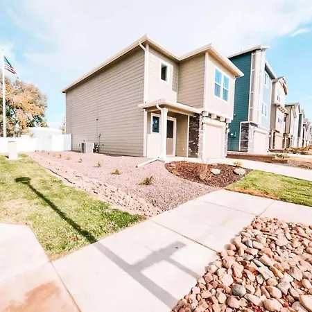 3 Min To Airport Gates Pet Friendly Townhouse Villa